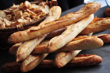 Вы сейчас просматриваете Французскому багету воздали должное: знаменитый хрустящий хлеб внесли в список ЮНЕСКО
