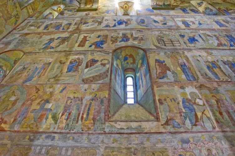 Историю Софийского собора в Вологде можно проследить по росписи стен