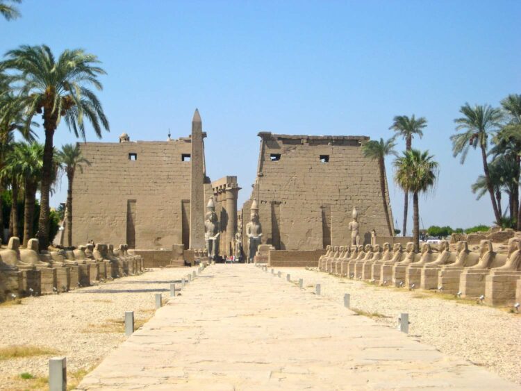 Обелиск у входа в Луксорский храм