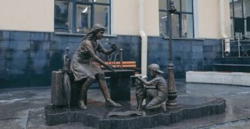Туристам посвящается: на Московском вокзале Санкт-Петербурга появился необычный памятник