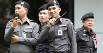 Своих нищих достаточно: российских туристов арестовали в Таиланде за попрошайничество