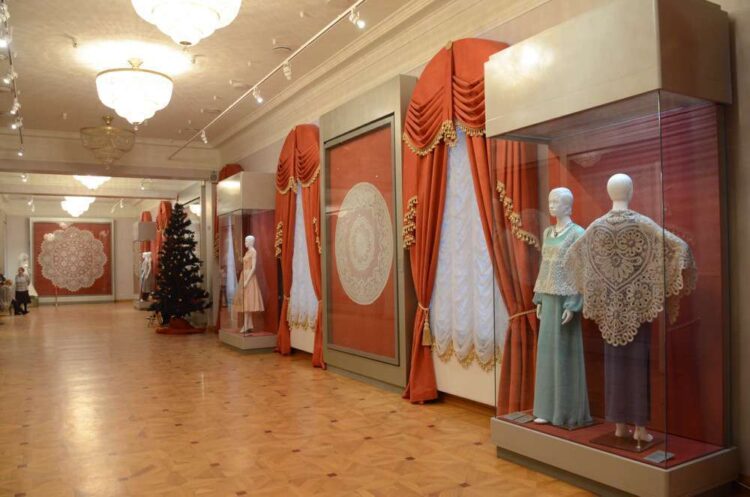 Внутри музея кружева в Вологде