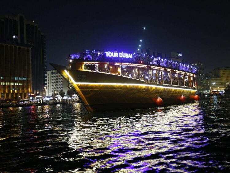 Катание на арабских лодках Dhow Ride