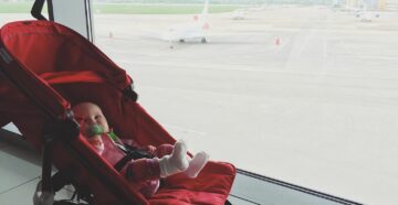 Горе-родители: в аэропорту Израиля семья бросила младенца, чтобы не покупать ему билет
