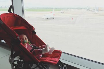 Вы сейчас просматриваете Горе-родители: в аэропорту Израиля семья бросила младенца, чтобы не покупать ему билет