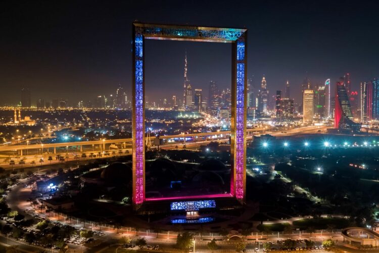 Золотая рамка Дубая ночью