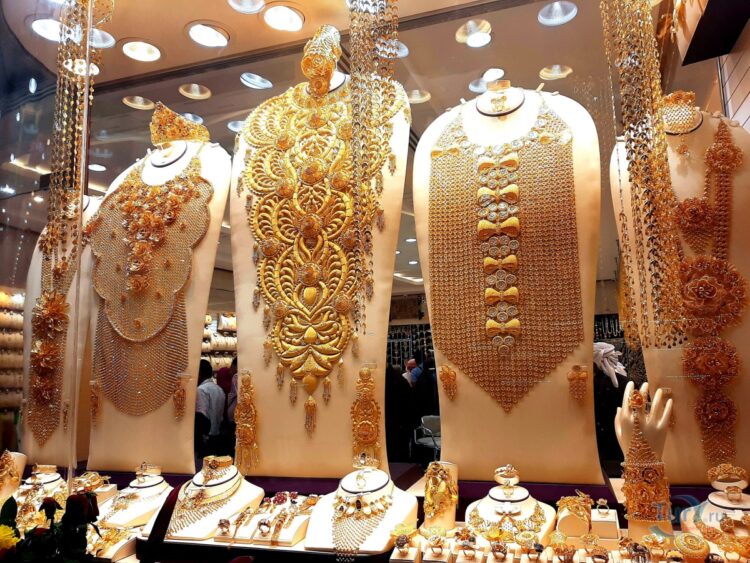 Ожерелья на золотом рынке в Дубае