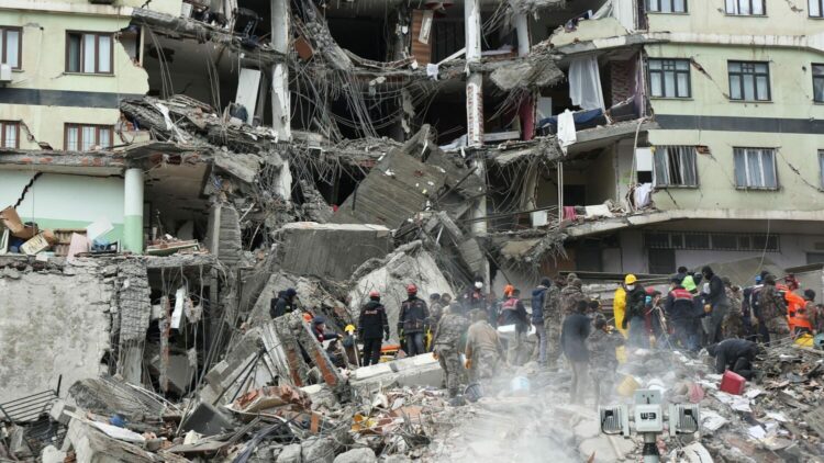 Разрушенный дом в ходе землетрясения в Турции