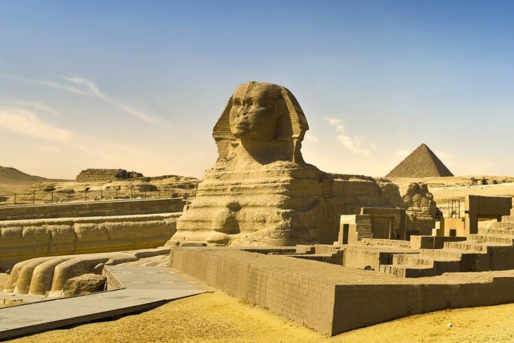 Туристы у Большого сфинкса в Египте