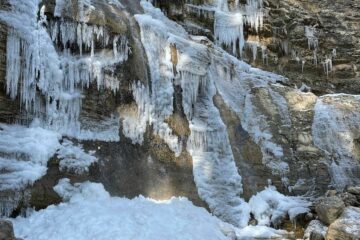 Вы сейчас просматриваете Мне холодно: самый высокий в Крыму водопад Учан-Су замёрз из-за необычно низкой температуры