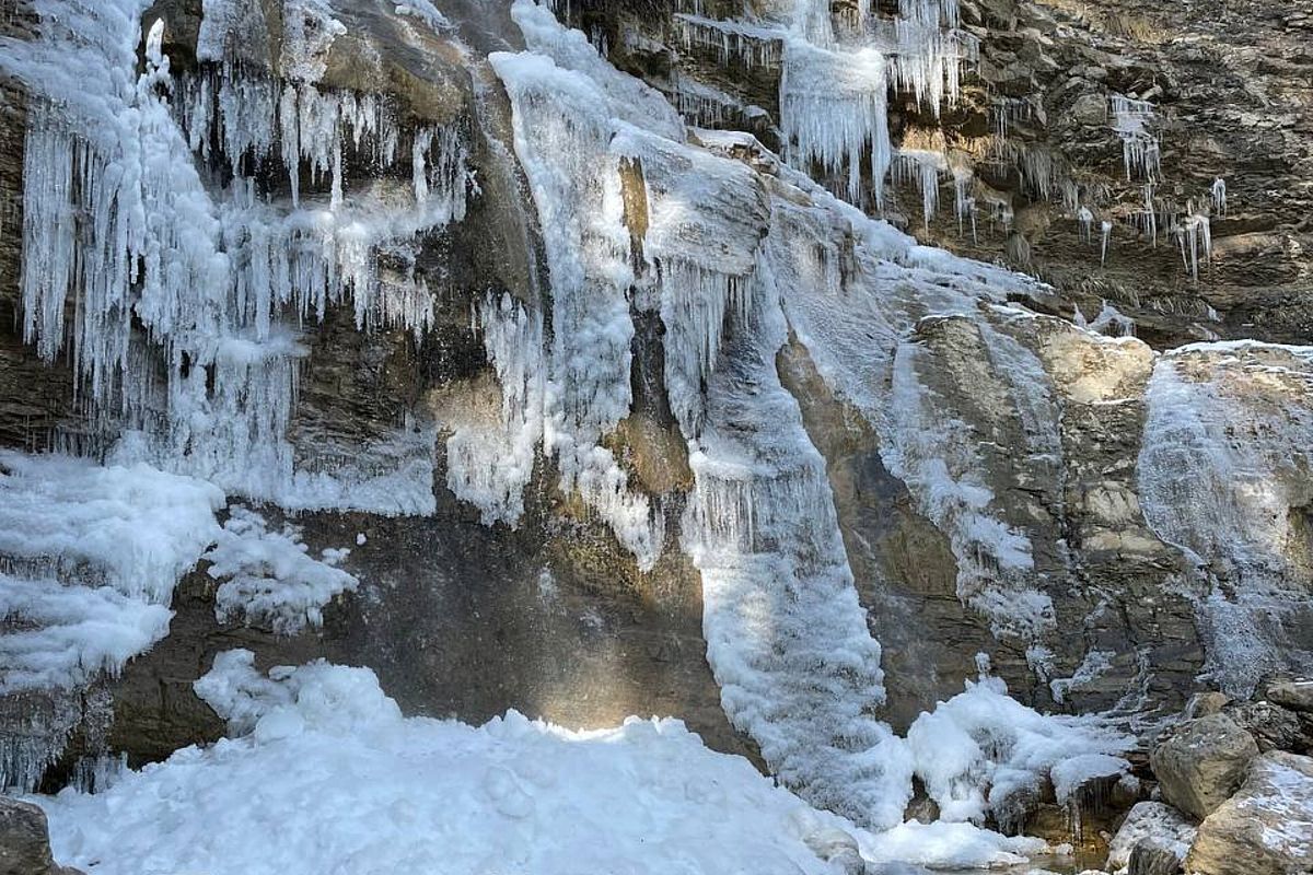 Самый высокий в Крыму водопад Учан-Су замёрз из-за сильных холодов