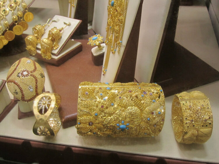 Необычные украшения на Золотом рынке в Дубае