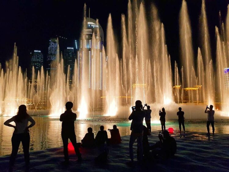 Вид на поющие фонтаны с плавающей платформы Dubai Fountain Boardwalk