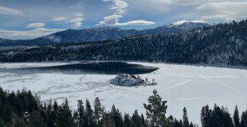 Поддалась напору стихии: незамерзающая Изумрудная бухта на озере Тахо покрылась льдом