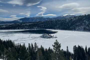 Вы сейчас просматриваете Поддалась напору стихии: незамерзающая Изумрудная бухта на озере Тахо покрылась льдом