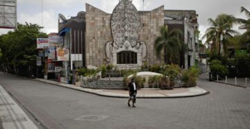 Местные обычаи надо уважать: на Бали туристов депортировали за выход на улицу в Ньепи