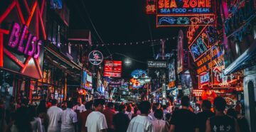 Борьба за туристов или против? Ночную жизнь в Таиланде опять пытаются сделать безопаснее
