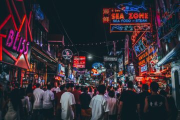 Вы сейчас просматриваете Борьба за туристов или против? Ночную жизнь в Таиланде опять пытаются сделать безопаснее