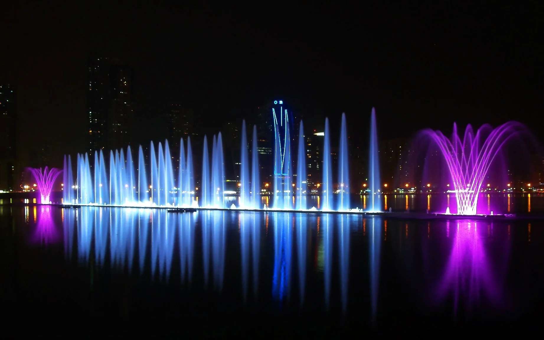 Дубайские фонтаны. Поющие фонтаны в Дубае. Фонтан Дубай (Танцующий фонтан) / Dubai Fountain. Бурдж Халифа фонтаны. Бурдж Халифа шоу фонтанов.