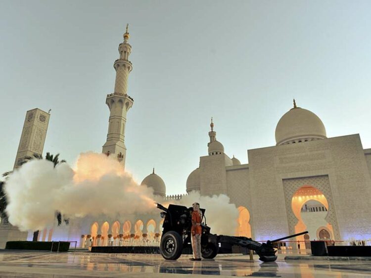 Стреляют из пушки в Рамадан в ОАЭ
