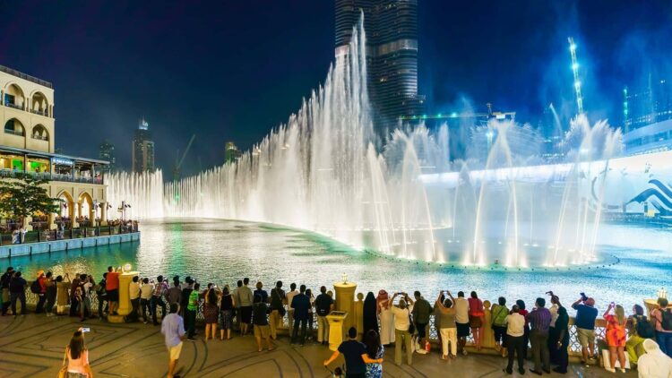 Туристы у поющих фонтанов в Дубае
