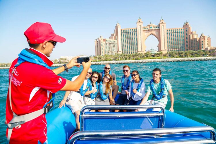Туристы передвигаются по Дубаю на разных видах транспорта