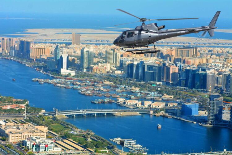 Над Дубаем можно полетать на вертолете