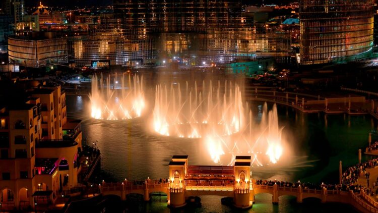 Вид на танцующие фонтаны в Дубае с моста