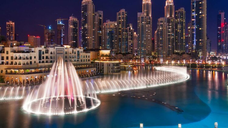 Вид на поющие фонтаны в Дубае с набережной