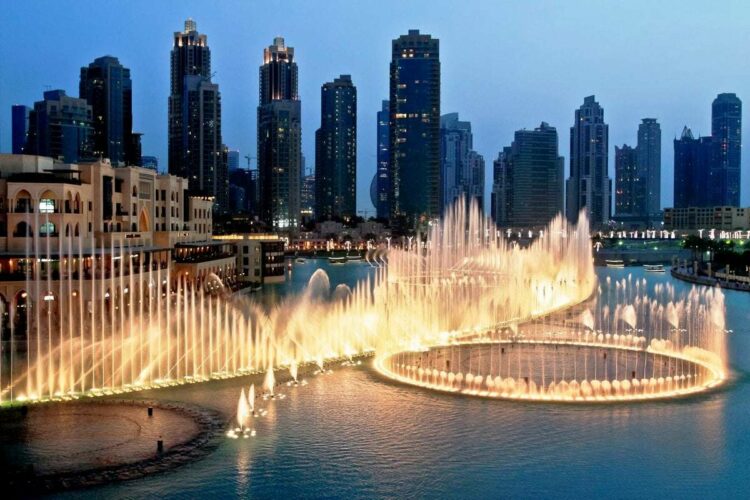 Высота фонтана у Дубай молл и Бурдж-Халифа впечатляет