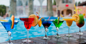 Алкоголь без ограничений: в России утверждён ГОСТ для отелей с системой «всё включено»