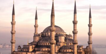 Голубая мечеть в Стамбуле открылась для проведения молитв после пятилетней реставрации