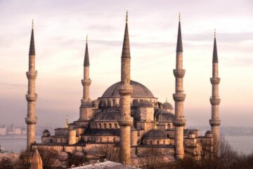Вы сейчас просматриваете Голубая мечеть в Стамбуле открылась для проведения молитв после пятилетней реставрации