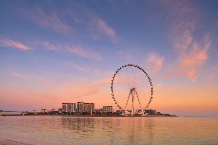 Туристы совмещают пляжный отдых в Дубае и осмотр достопримечательностей