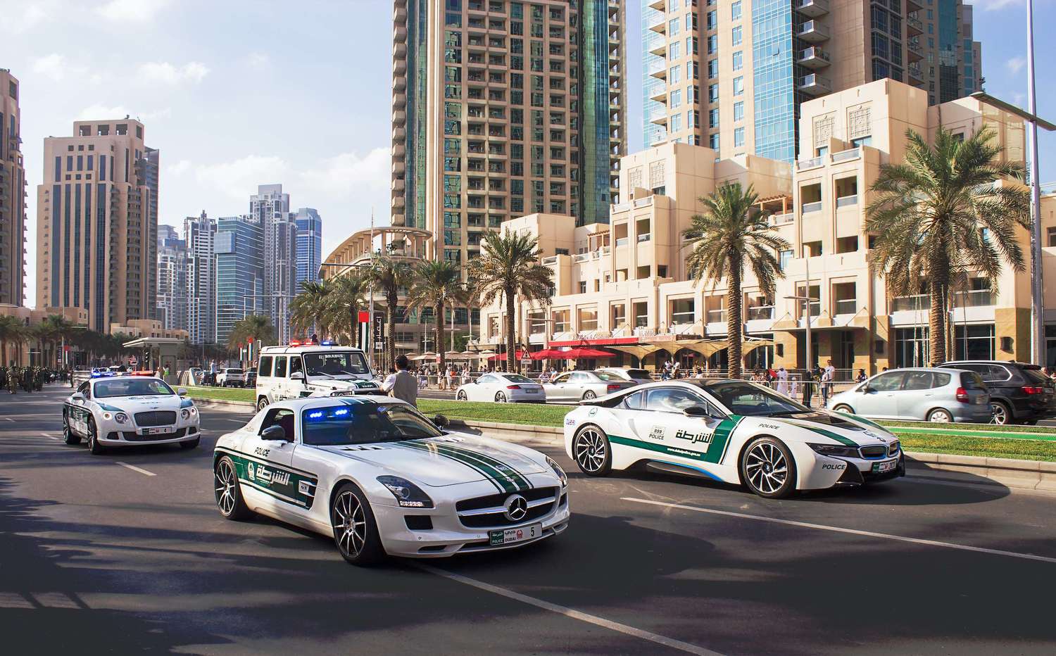 Купить телефон в дубае. Дубай Абу Даби полиция. Абу Даби улицы. Абу Даби Ламборгини. ОАЭ улицы Абу Даби.