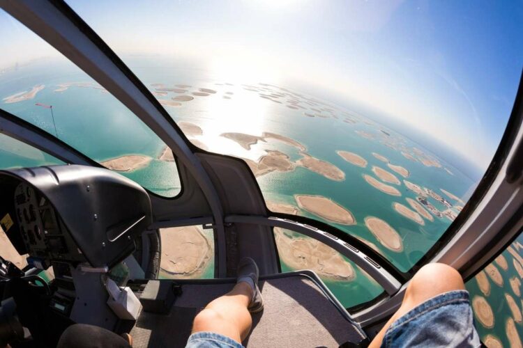 Полет на вертолете над островами в Дубае