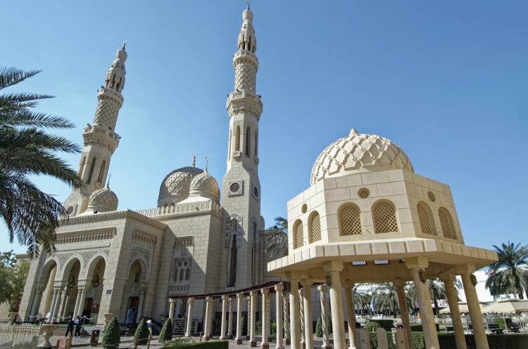 Посещение мечети Джумейра в Дубае туристами