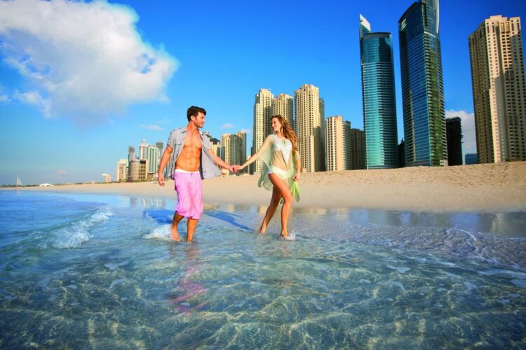 Туристы на море в ОАЭ