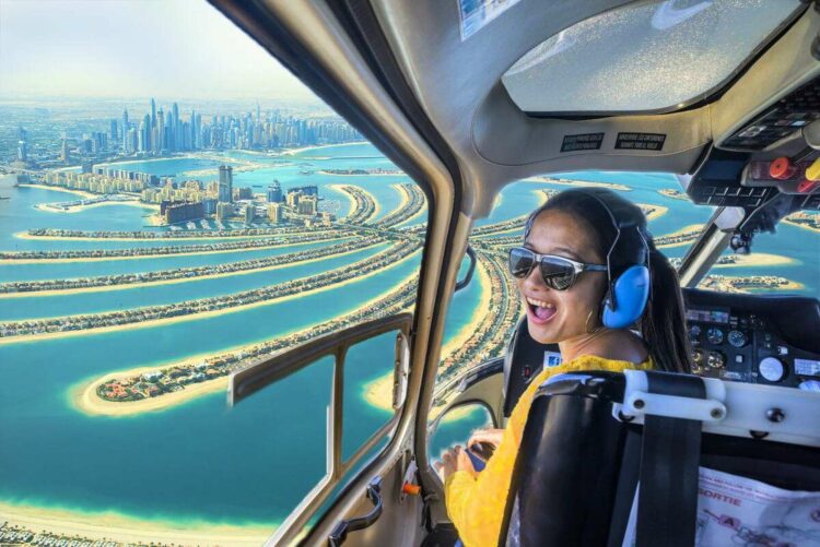 Туристы на вертолете в Дубае