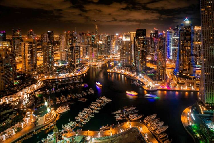 Район Дубай Марина ночью