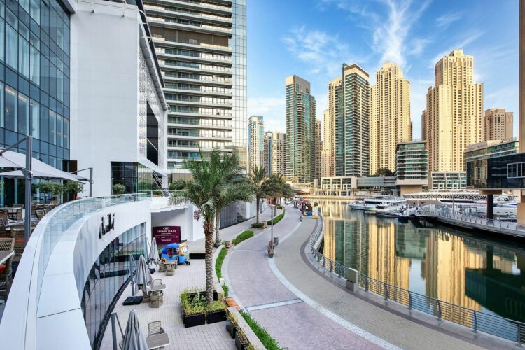 Туристы любят гулять по району Дубай Марина