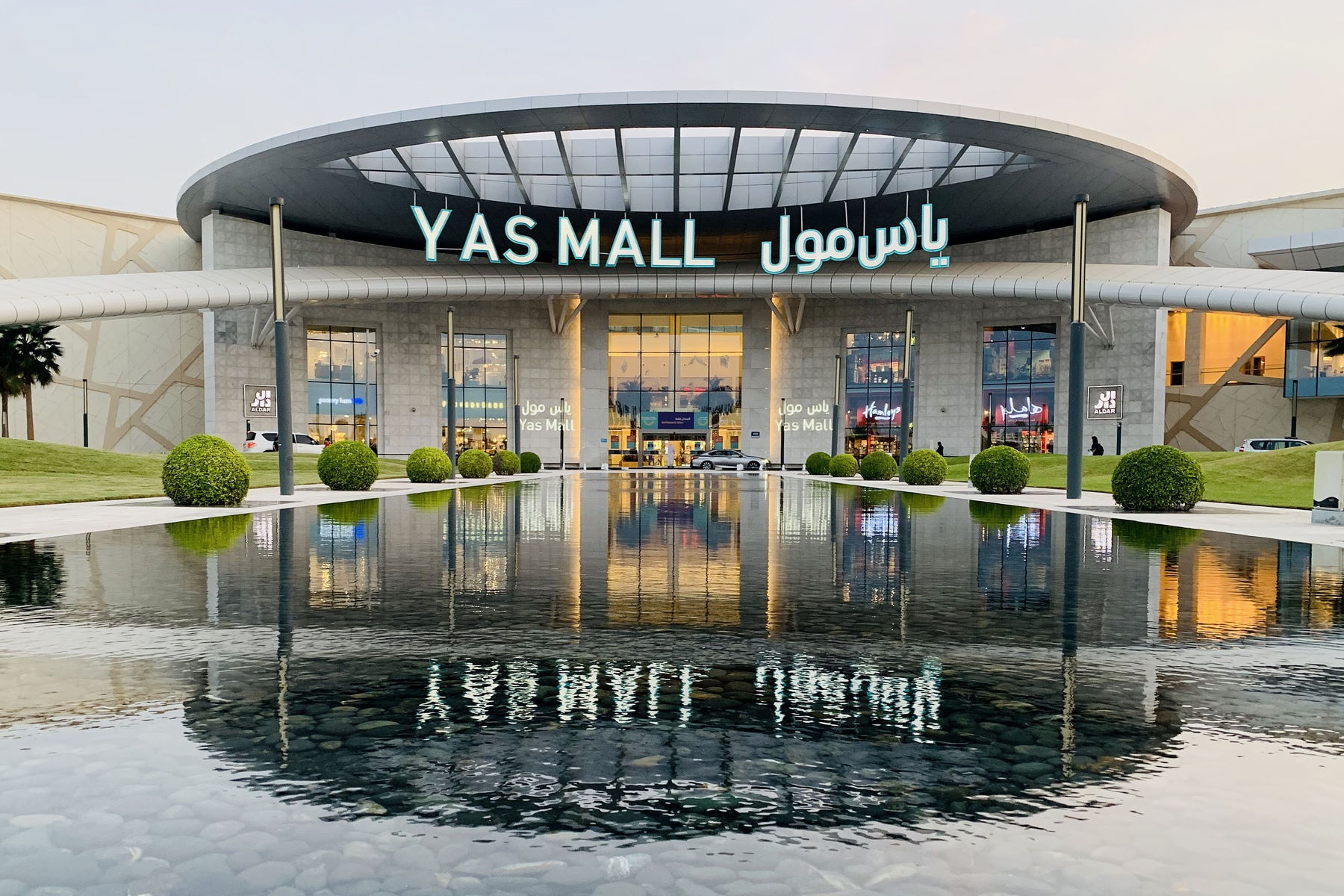 Яс молл абу даби. Яс Молл в Абу Даби. Абу дали мол. Dalma Mall Абу Даби магазины. Магазин Манчестер Сити в Абу Даби.