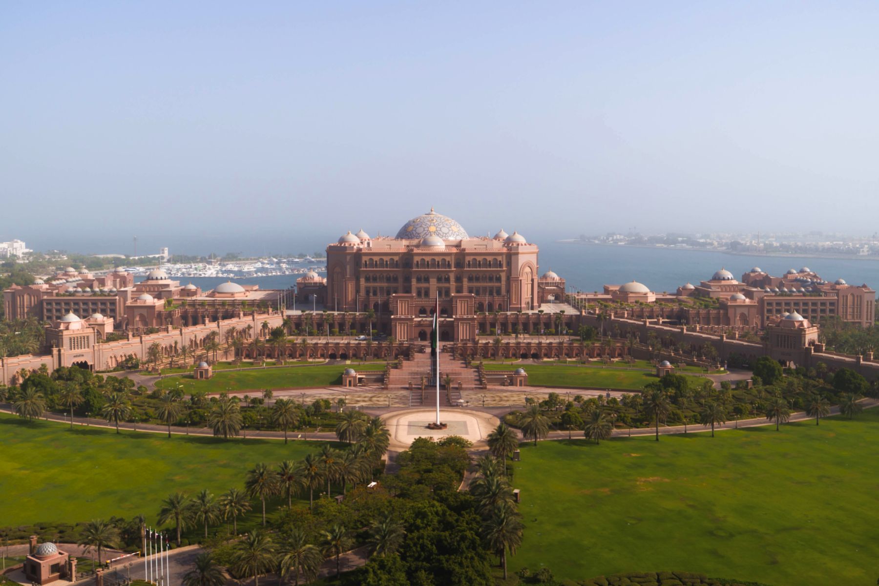 Отель Emirates Palace в Абу-Даби: цены на номера в 2024 году, как  забронировать, где находится на карте, как добраться, фото и описание