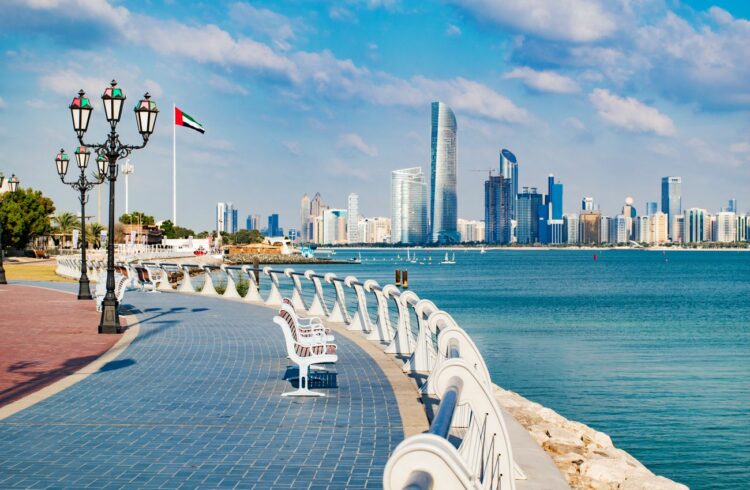 При поездке в Абу-Даби стоит прогуляться по набережной Корниш