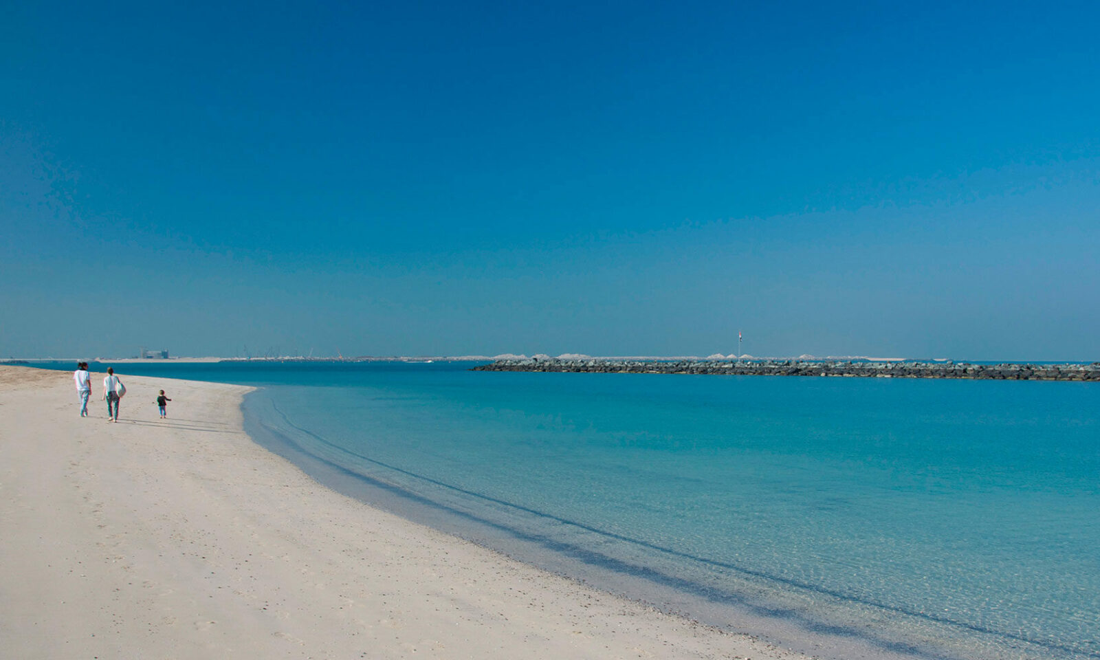 Пляж дубай казань. Меркато Бич Дубай. Пляж Меркато в Дубае. Lucky Beach Дубай. Дрес Бич Дубай.