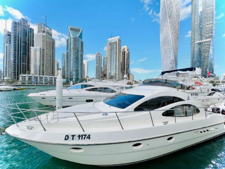 Прогулка на VIP-яхте по Дубаю — с купанием или рыбалкой