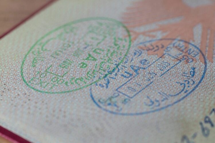 По прилету в ОАЭ россиянам ставят штамп в паспорте
