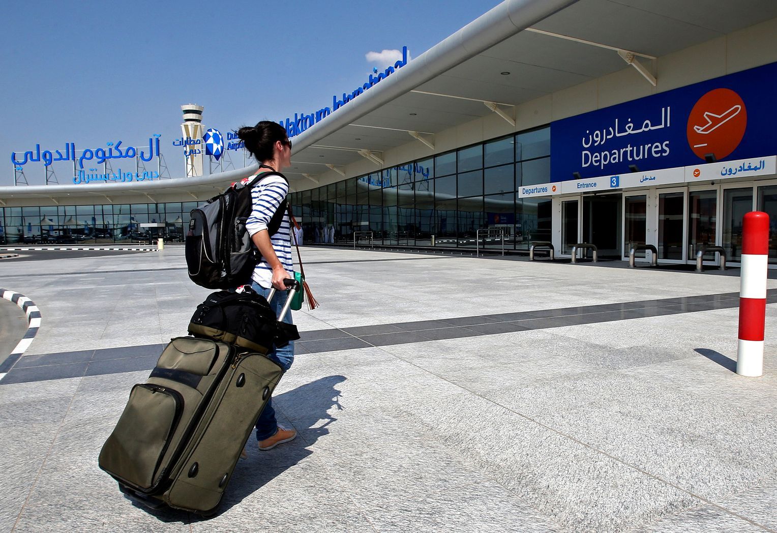 He arrived at the airport. Аэропорт arrive. Arrivals в аэропорту. Аэропорт Дубай с чемоданом. Турист с чемоданом.