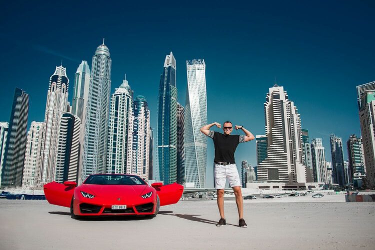 В Дубае в аренду предлагаются разные марки люксовых авто