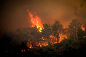 Вы сейчас просматриваете Стена огня: небывало сильные пожары обрушились на туристические регионы Греции в 2023 году